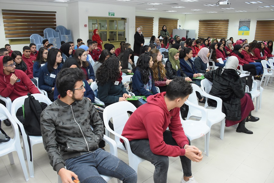 مؤتمر طلاب الكيمياء الثالث في مدرسة آفاق الثانويّة كفر مندا بحضور بروفيسور أشرف إبريق