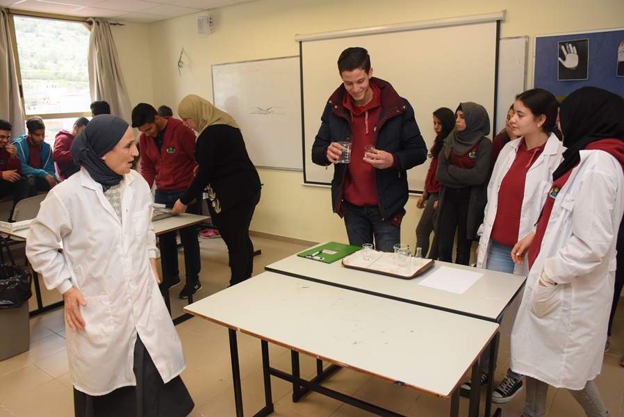 مؤتمر طلاب الكيمياء الثالث في مدرسة آفاق الثانويّة كفر مندا بحضور بروفيسور أشرف إبريق